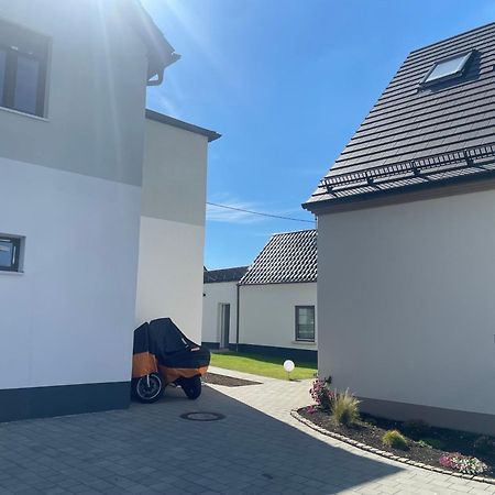 Modernes & Gepflegtes Hotelzimmer Mit Kueche! Bernstadt  Bagian luar foto