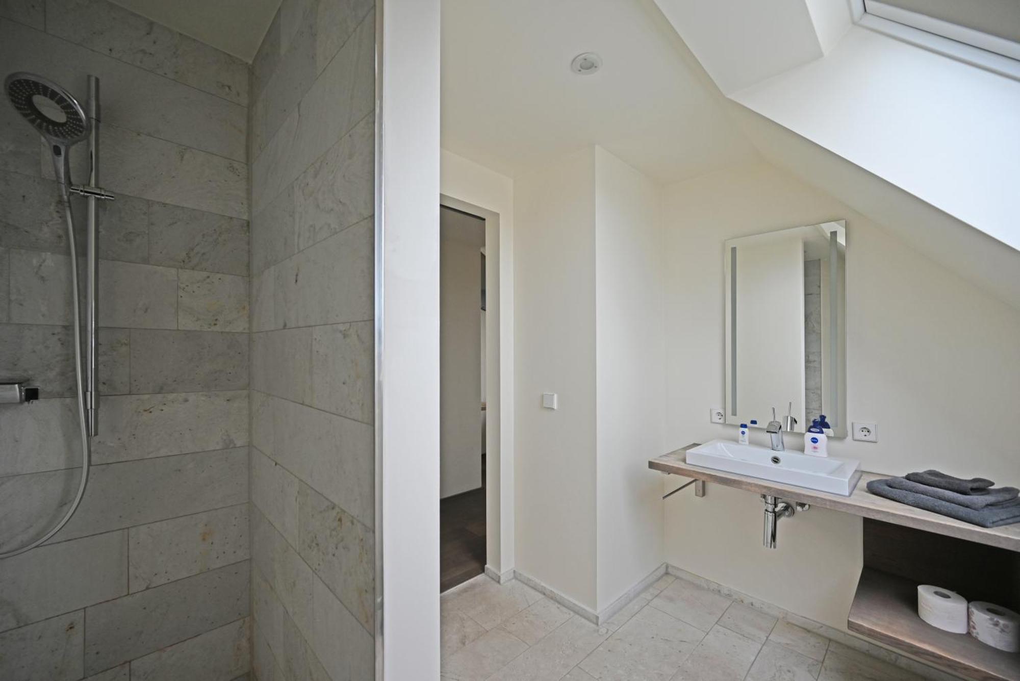 Modernes & Gepflegtes Hotelzimmer Mit Kueche! Bernstadt  Bagian luar foto