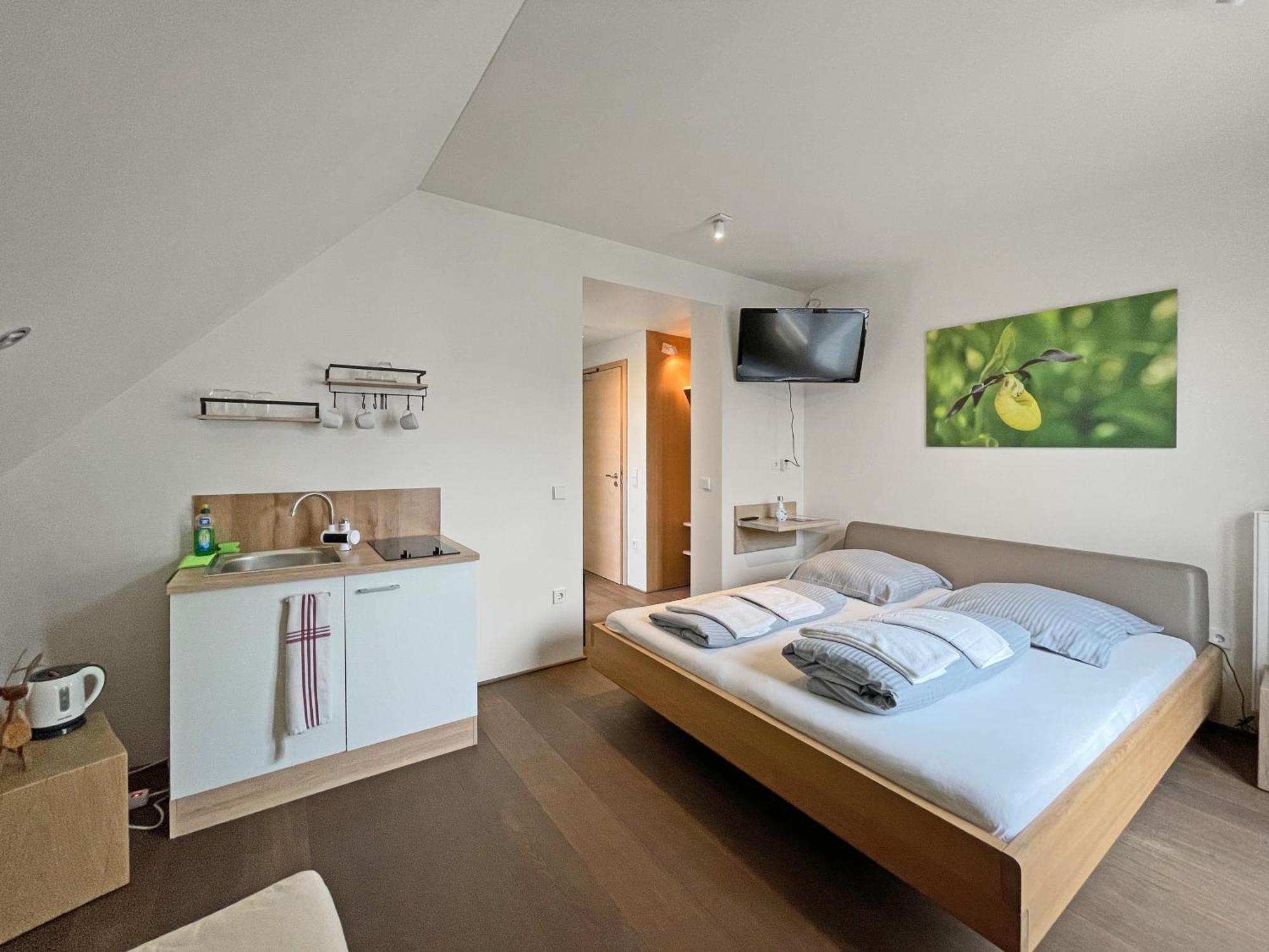 Modernes & Gepflegtes Hotelzimmer Mit Kueche! Bernstadt  Bagian luar foto
