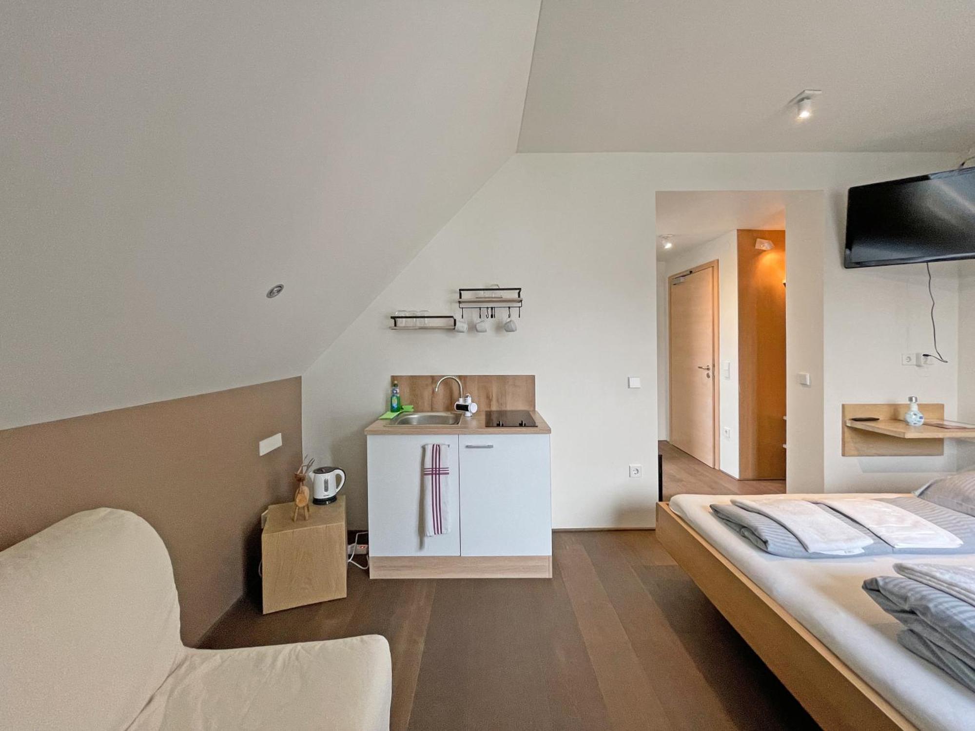 Modernes & Gepflegtes Hotelzimmer Mit Kueche! Bernstadt  Bagian luar foto