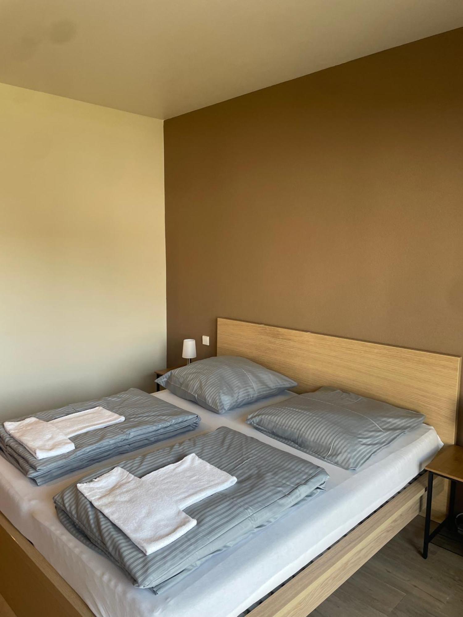 Modernes & Gepflegtes Hotelzimmer Mit Kueche! Bernstadt  Bagian luar foto