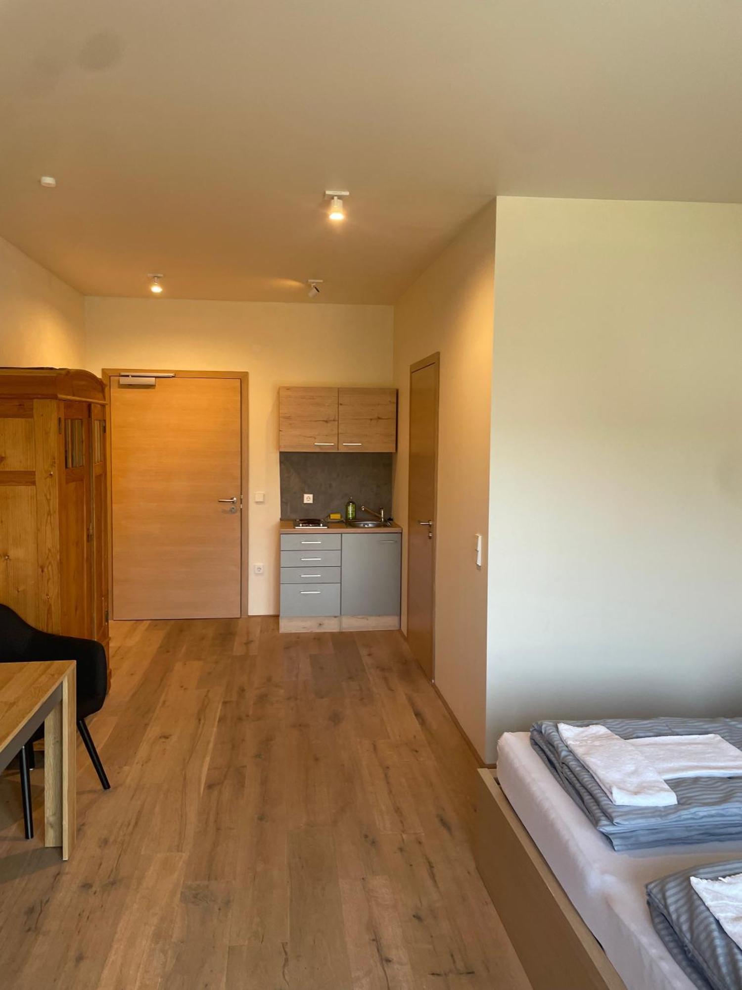Modernes & Gepflegtes Hotelzimmer Mit Kueche! Bernstadt  Bagian luar foto