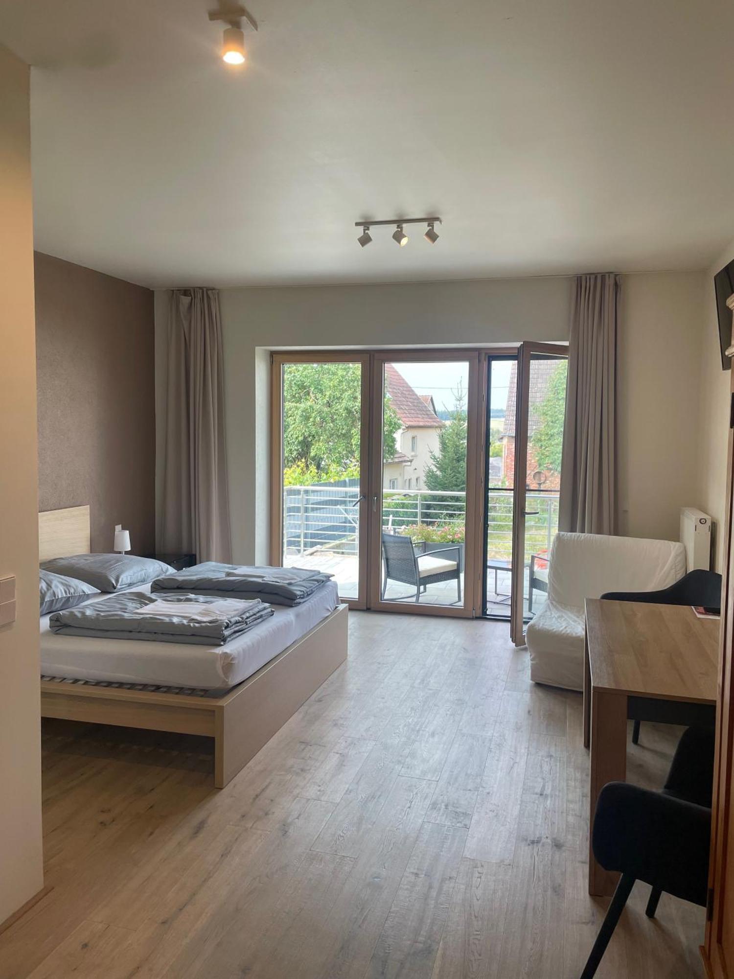 Modernes & Gepflegtes Hotelzimmer Mit Kueche! Bernstadt  Bagian luar foto